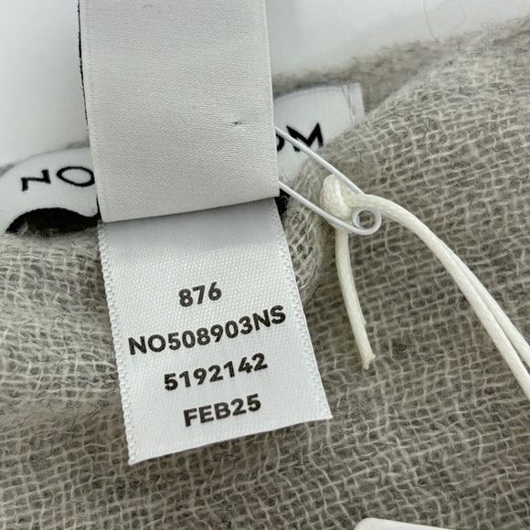 NORDSTROM $129 100% CASHMERE Textured Cashmere Scarf - LIGHT GREY - Picture 3 of 9
